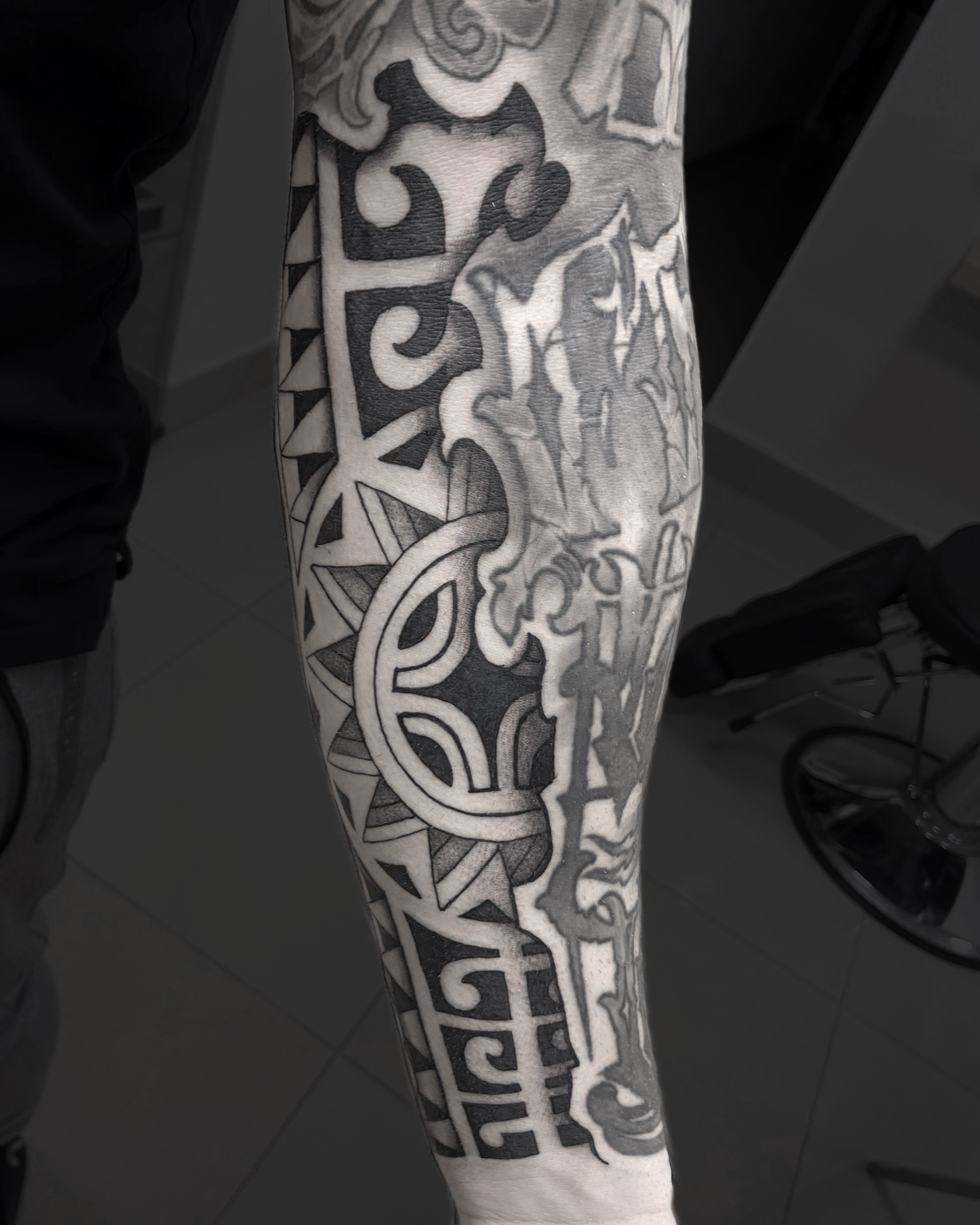 Комбинация тату из разных стилей с элементами полинезии